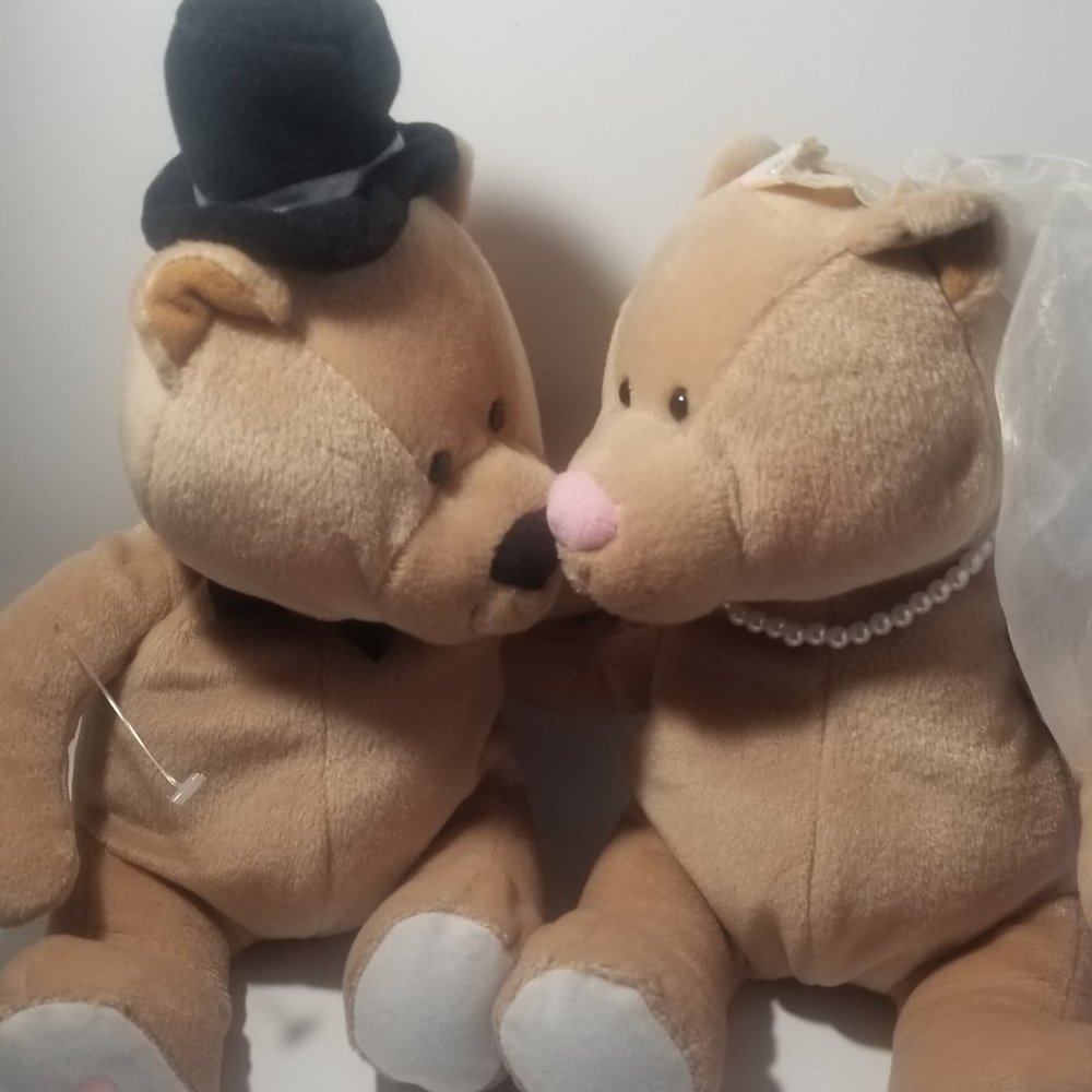 The cutest 9" of kissing Mr. and Mrs. Teddy Bear